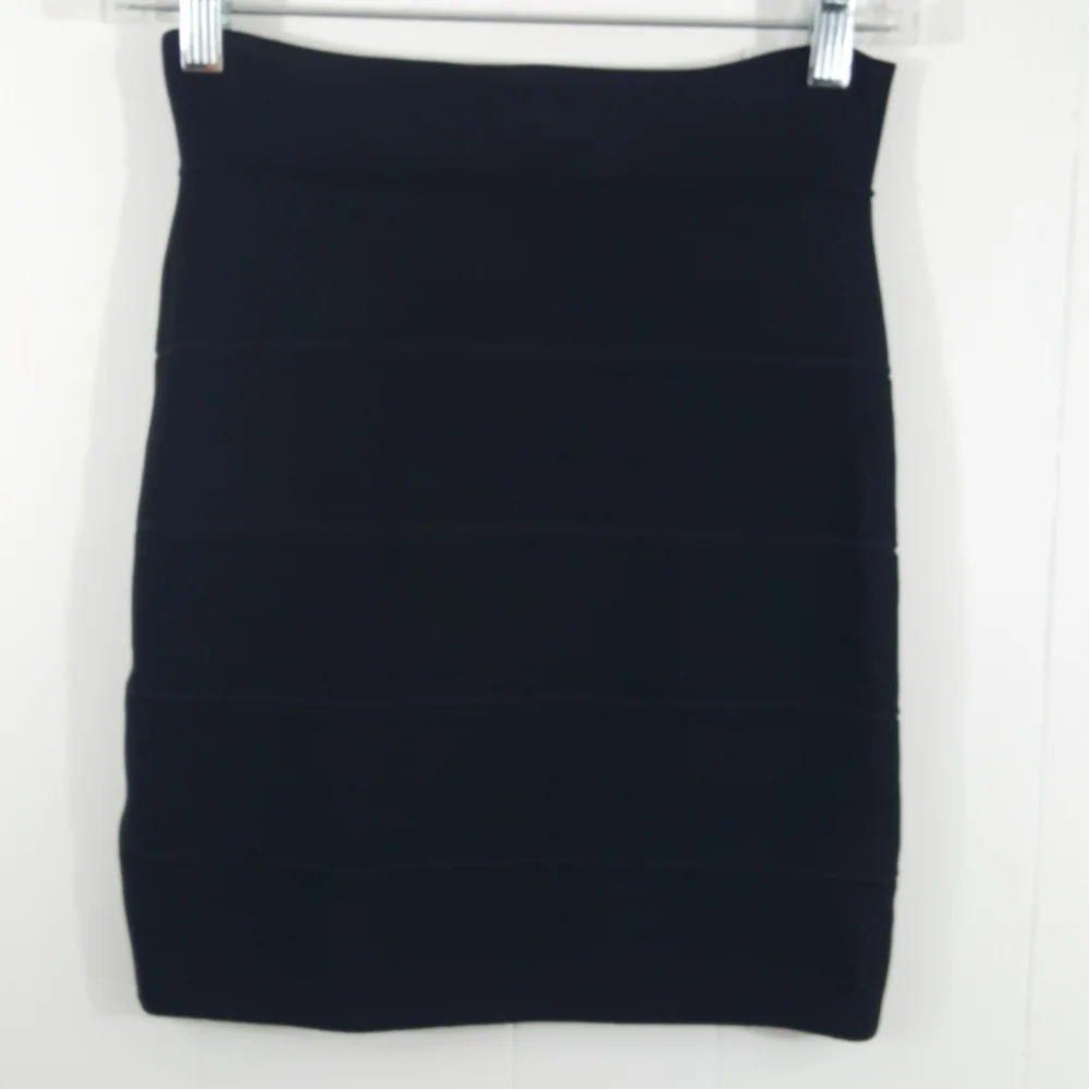 BCBG MAXAZRIA SAMONE POWER SKIRT...💗